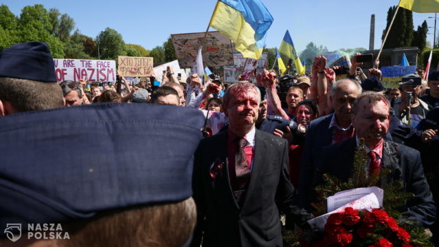 [FILM] Demonstranci oblali czerwoną substancją ambasadora Rosji przed Mauzoleum Żołnierzy Radzieckich