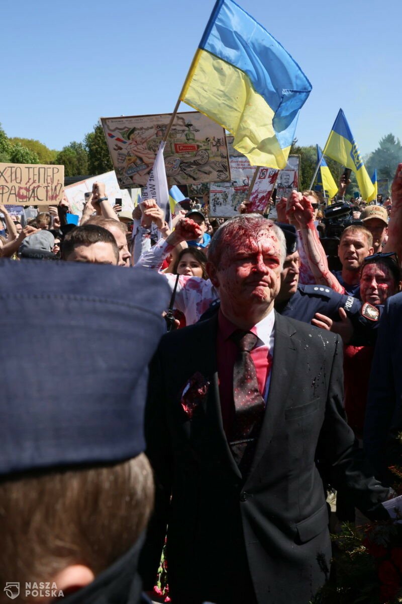 Demonstranci oblali czerwoną substancją ambasadora Rosji przed Mauzoleum Żołnierzy Radzieckich