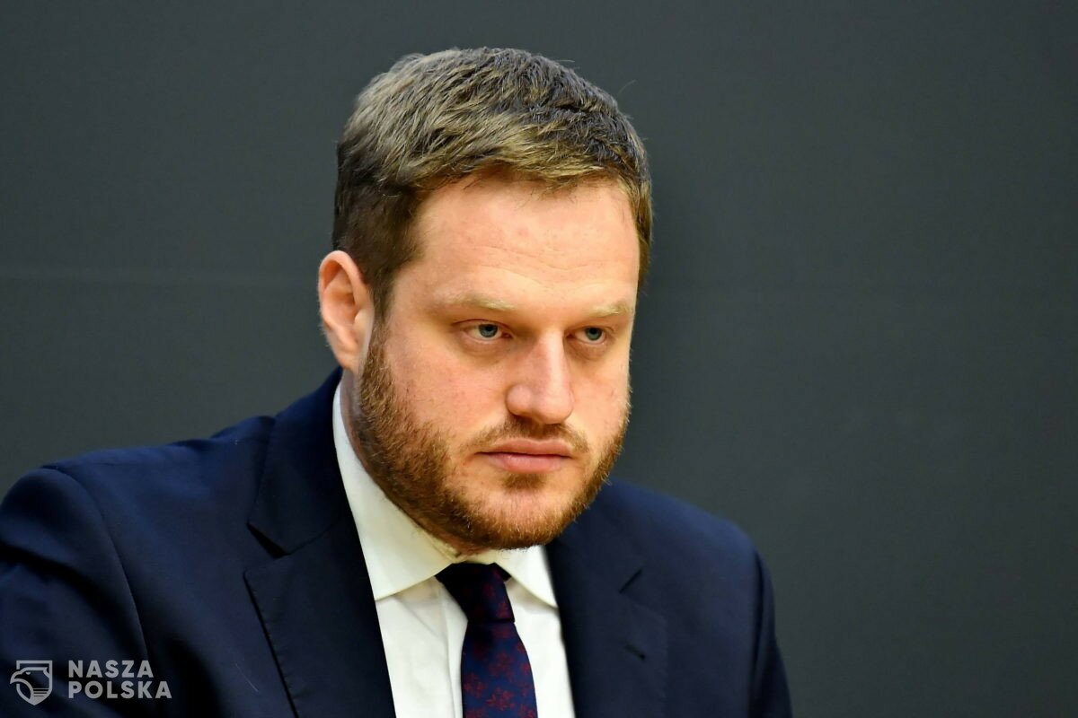 Uczniowie dostaną laptopy 1 września? Cieszyński: Harmonogram pozwala na to liczyć