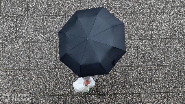 W nocy lokalne opady deszczu, nad ranem mgły