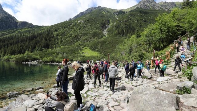 Tłumy turystów w Tatrach; oblężone Morskie Oko, kolejki na Giewont