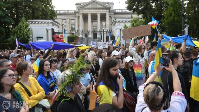 Warszawa: zakończenie antywojennego protestu Ukraińców pod ambasadą Rosji