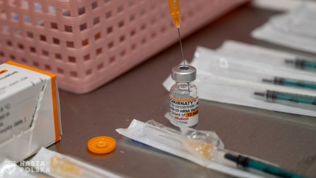 Wiceszef MZ: jest pozytywna decyzja w sprawie szczepień czwartą dawką dla personelu medycznego
