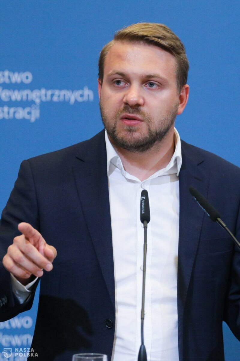 Ozdoba o Sikorskim: Wyrzucić go na zbity ryj i skończyć z nim dyskusję