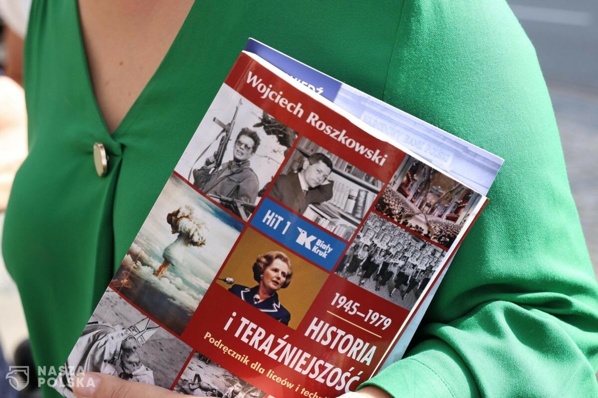 Onet: Czarnek złożył pozew przeciwko Tuskowi; chodzi o słowa dotyczące in vitro w podręczniku do HiT