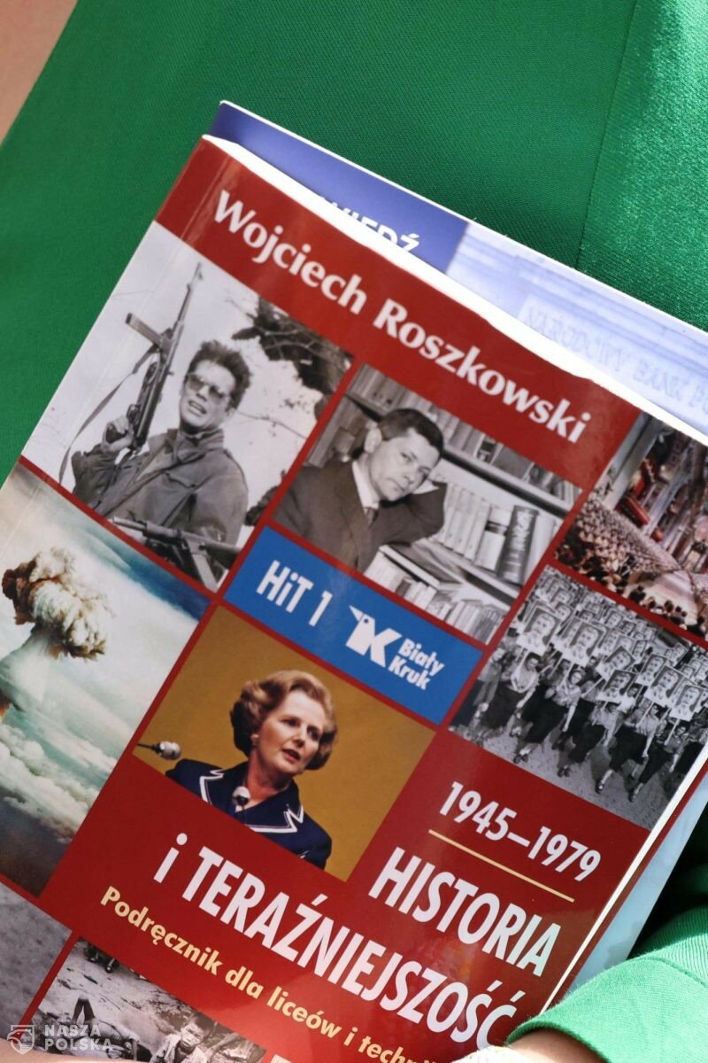 Onet: Czarnek złożył pozew przeciwko Tuskowi; chodzi o słowa dotyczące in vitro w podręczniku do HiT