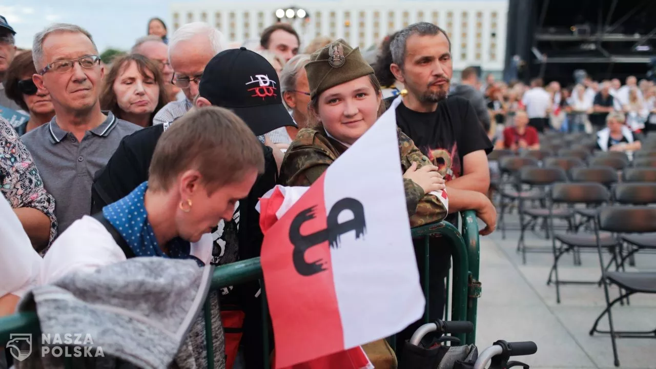 Warszawiacy znów zaśpiewali (nie)zakazane piosenki na placu Piłsudskiego