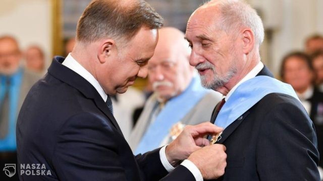 Prezydent wręczył Ordery Orła Białego założycielom i działaczom KOR