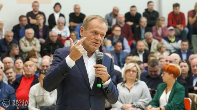 Tusk: rządzący zrobili dużo złego rezygnując z pieniędzy z KPO