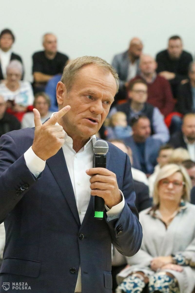 Tusk: rządzący zrobili dużo złego rezygnując z pieniędzy z KPO