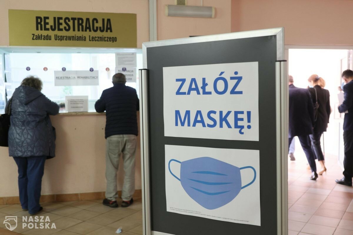 Opublikowano rozporządzenie przedłużające nakaz noszenia maseczek w szpitalach i aptekach Opublikowano rozporządzenie przedłużające nakaz noszenia maseczek w szpitalach i aptekach