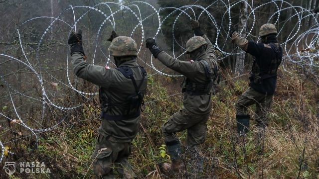 Żołnierze kontynuują budowę tymczasowej zapory na granicy z Rosją