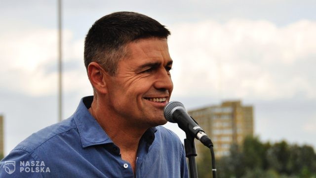 Krzysztof Hołowczyc o elektrykach: „Zasięgi, jak tylko dajesz prawdziwie gazu, to maleją dwukrotnie”