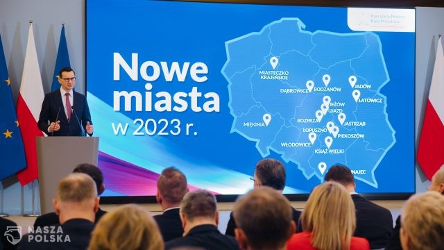 15 nowych miast w Polsce. Premier Mateusz Morawiecki wręczył akty nadania praw miejskich oraz klucze do miast