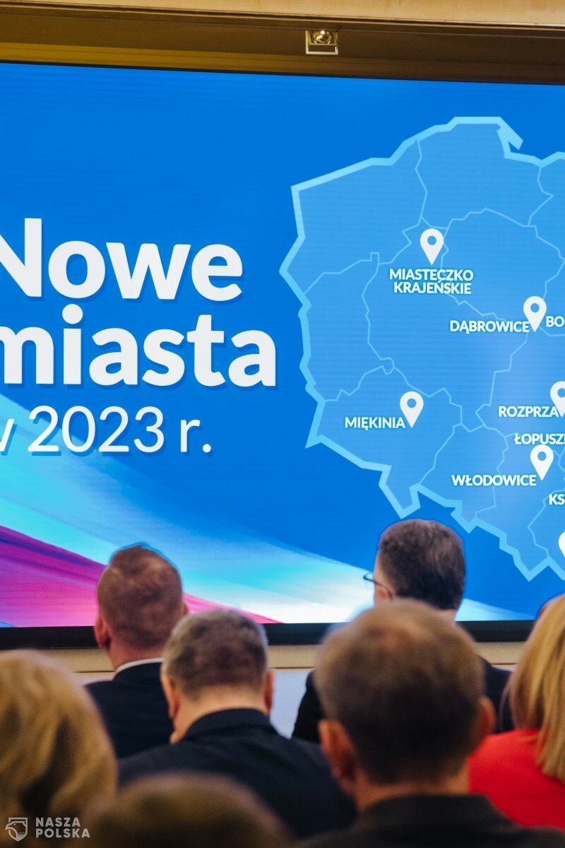 15 nowych miast w Polsce. Premier Mateusz Morawiecki wręczył akty nadania praw miejskich oraz klucze do miast