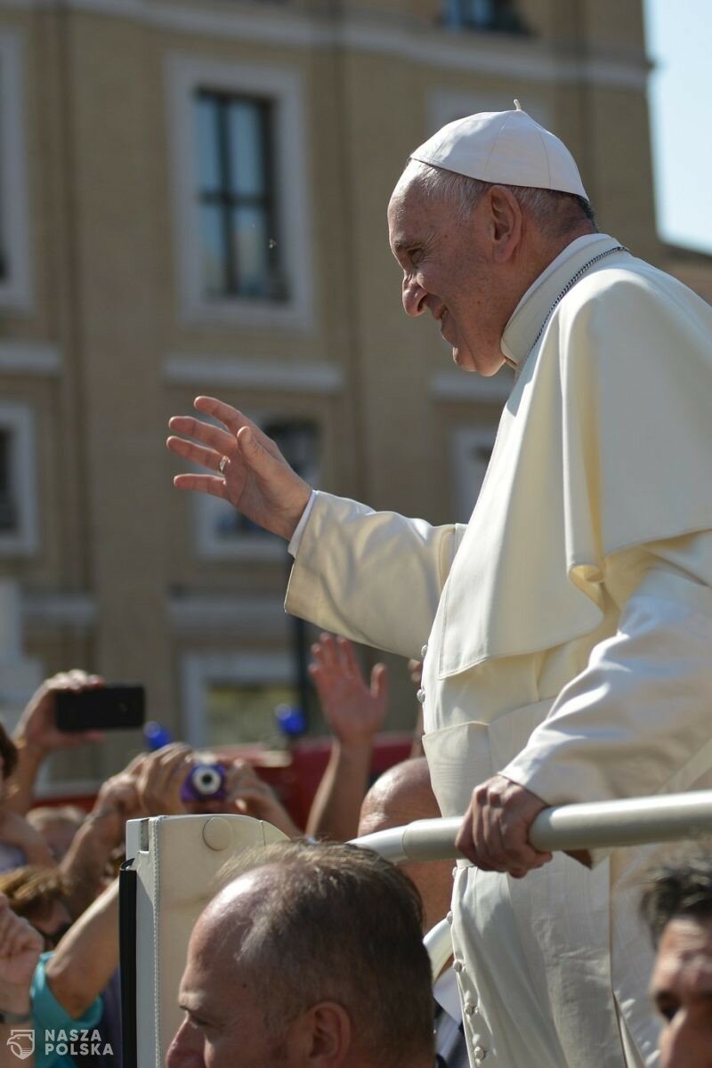 Papież porównuje COVID-19 do wojny na Ukrainie