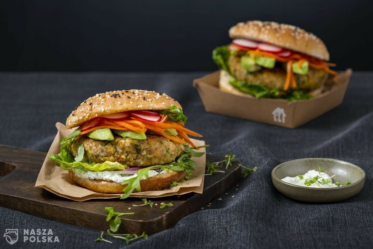 Postanowienia noworoczne Polaków. Chcemy jeść mniej mięsa Postanowienia noworoczne Polaków. Chcemy jeść mniej mięsa