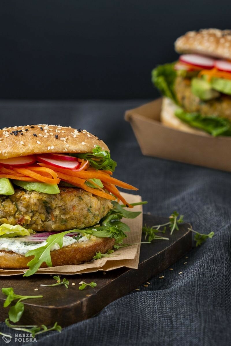 Postanowienia noworoczne Polaków. Chcemy jeść mniej mięsa