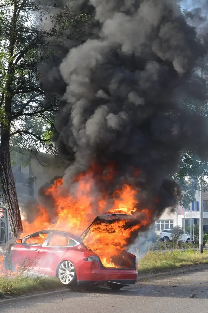 Komendant Straży Pożarnej: Nie ma dziś optymalnego rozwiązania na ugaszenie pożaru rozwiniętego samochodu elektrycznego