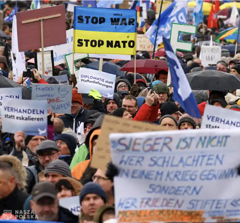 Tysiące protestujących w Berlinie przeciwko przekazywaniu broni Ukrainie