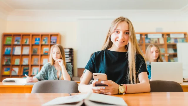 Telefony komórkowe w szkołach. Czy są potrzebne uczniom?