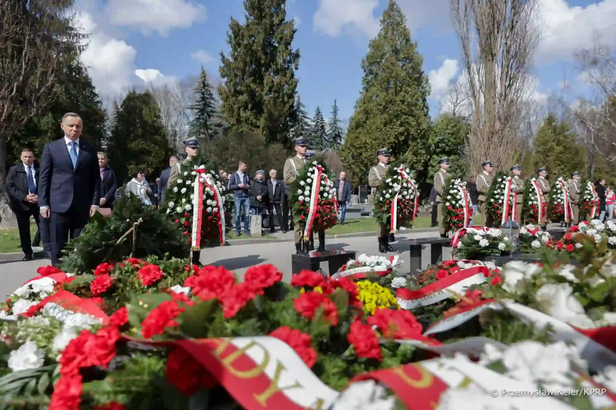 Prezydent Andrzej Duda oddał hołd ofiarom katastrofy smoleńskiej