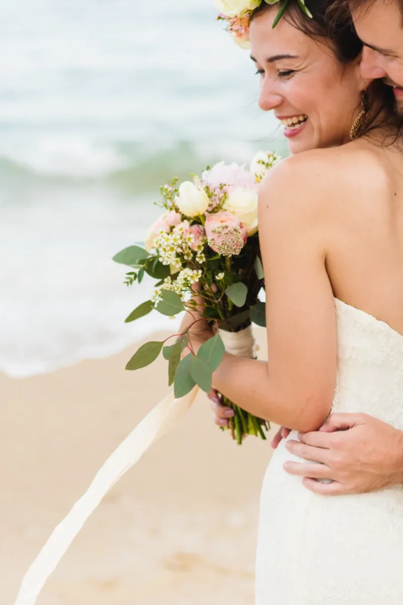 Kameralny ślub na egzotycznej plaży zamiast hucznego wesela w Polsce