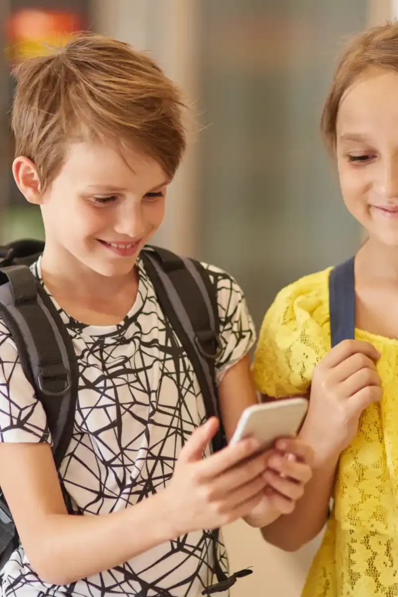 Czarnek: Uczniowie powinni mieć zakaz korzystania ze smartfonów w szkołach