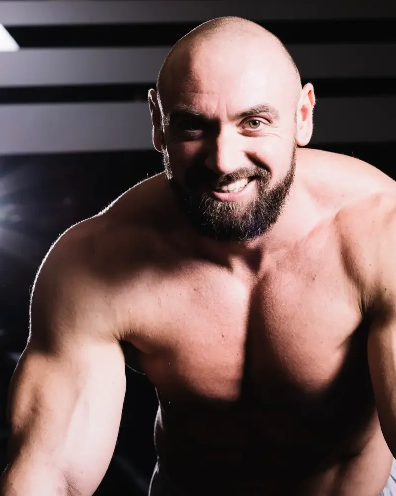 Silniejsi fizycznie i umięśnieni mężczyźni są kojarzeni z konserwatywnymi poglądami?