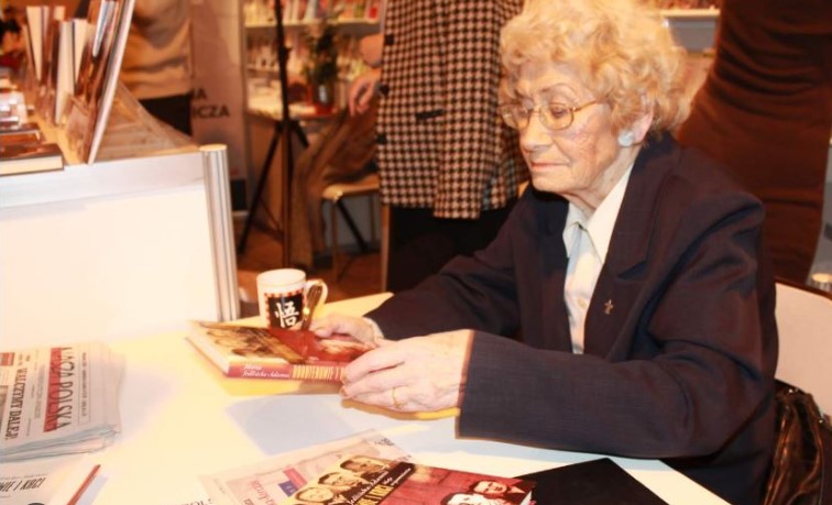 Maria Adamus — założycielka tygodnika „Nasza Polska" — podpisuje swoją książkę „Bohaterowie i kaci. Moje wspomnienia"
