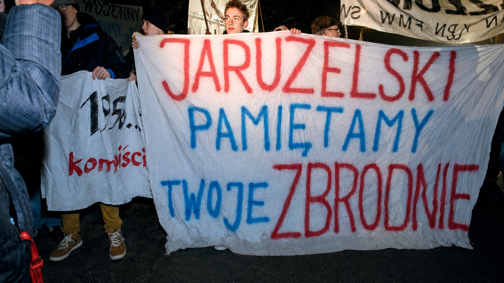 Demonstracja pod domem Wojciecha Jaruzelskiego w 32. rocznicę wprawadzenia stanu wojennego