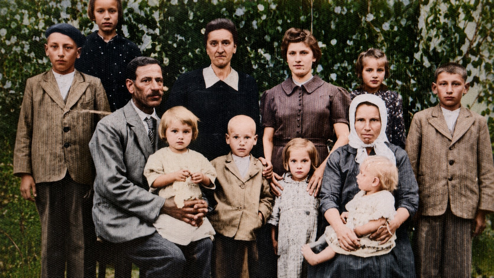 Devetina, Zielone Świątki rok 1941, rodzina reemigrantów z Bośni. Jakub i Zofia Kuczyńscy wraz z dziećmi: Katarzyną, Genowefą, Ludwikiem, Janem, Józefą, Stefanią, Rudolfem, Hanną, Anielą i Heleną. Zdjęcie udostępnione przez p. Stefanię Sadlak z Bolesławca. Zdjęcie koloryzowane.