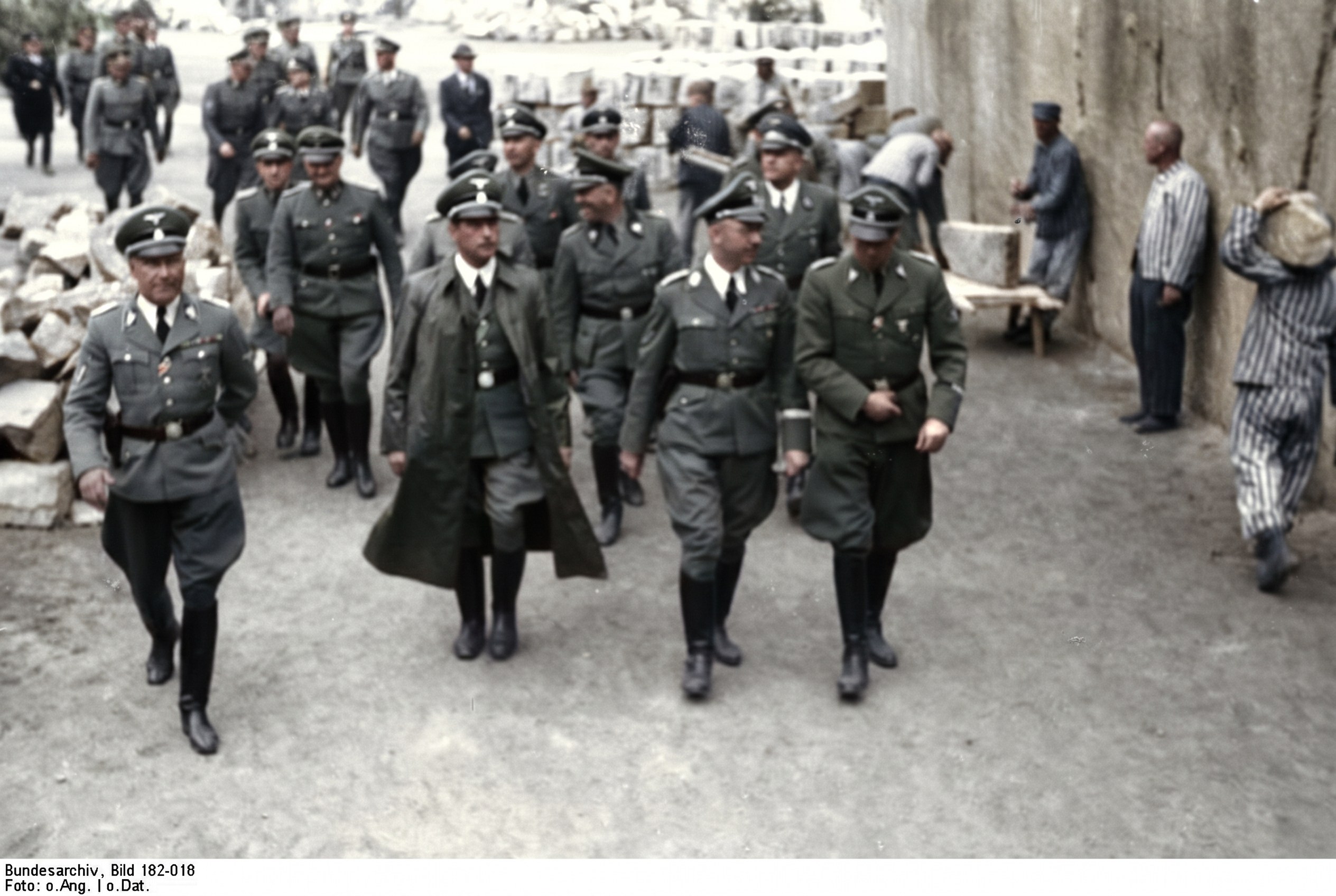 Heinrich Himmler i oficerowie SS w obozie koncentracyjnym Mauthausen 1941 - środowisko Franza Kutschery