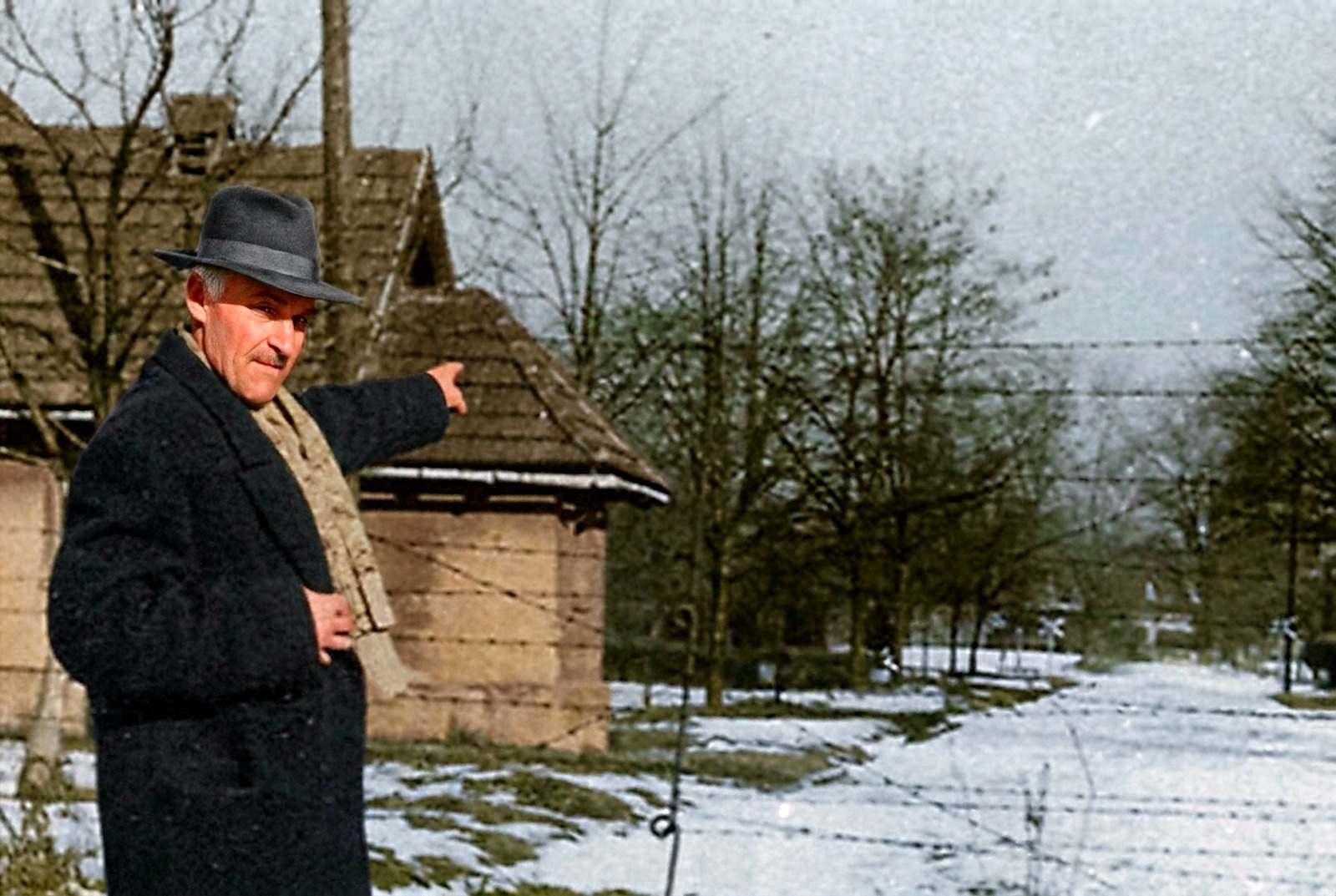 Eugeniusz Bendera, mechanik z Auschwitz, podczas powrotu na teren byłego obozu KL Auschwitz, lata 80. XX w.