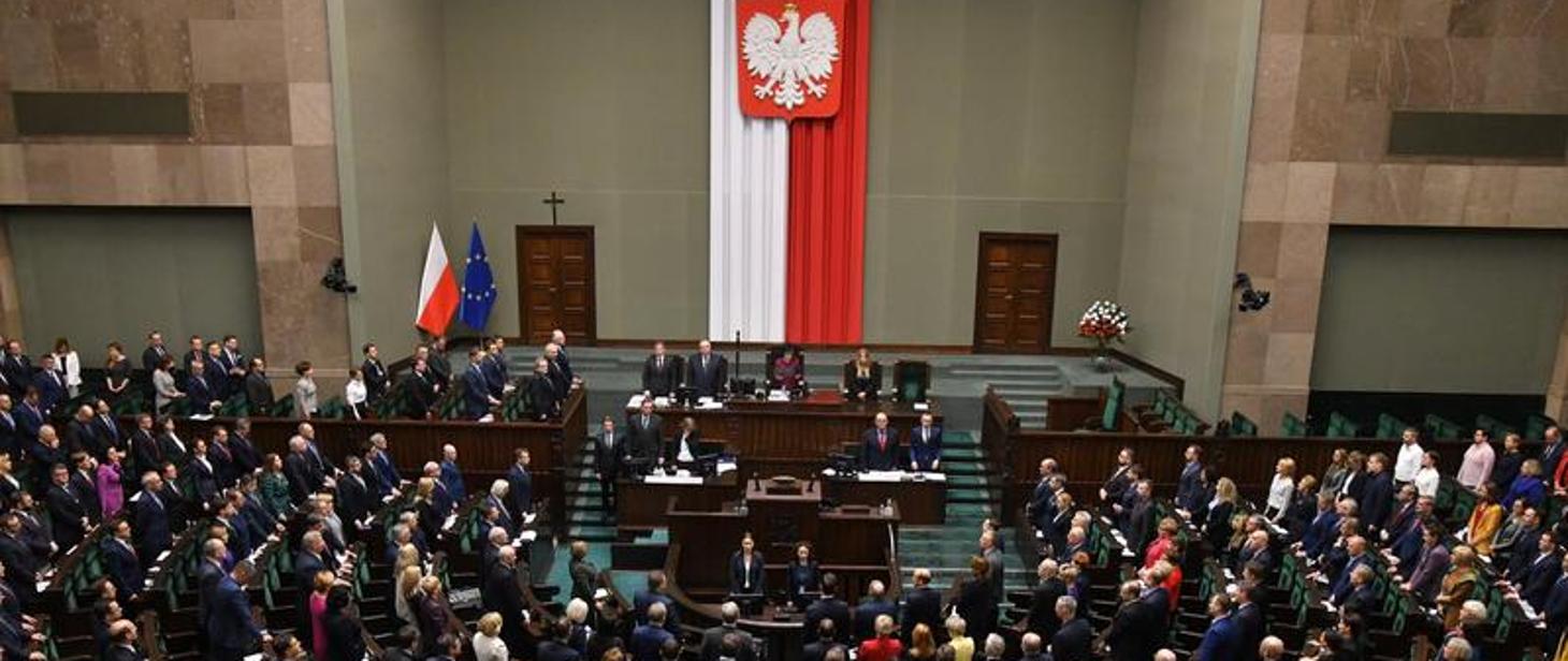 Sala obrad Sejmu RP — felieton Jerzego Biernackiego o niskim morale elit i aferze taśmowej