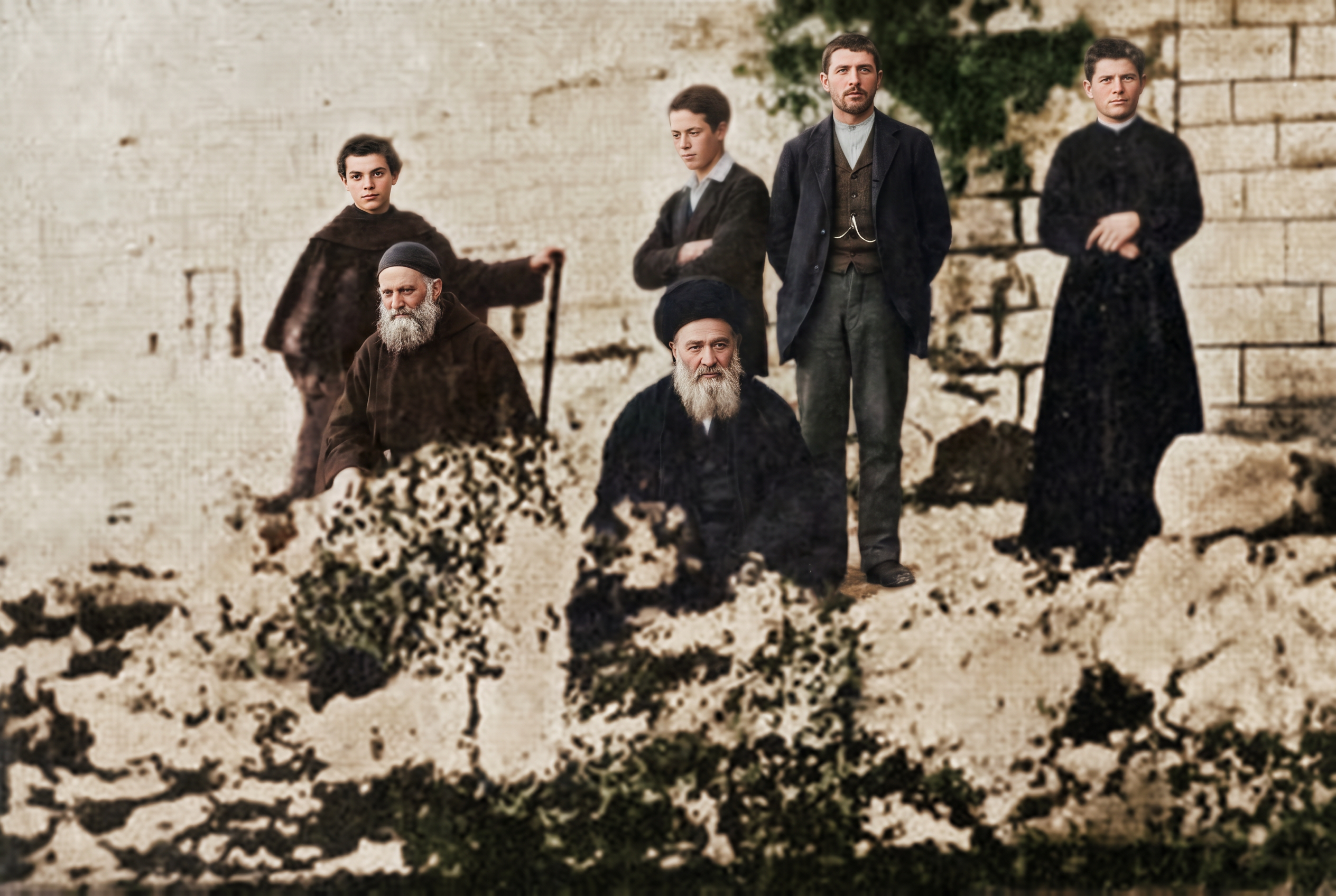 Historyczne zdjęcie św. Charbela wśród maronickich mnichów w Annaya – wersja skoloryzowana