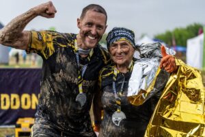 Aleksandra Raczyńska, 88-letnia biegaczka z Chorzowa, na mecie Runmageddonu z medalem