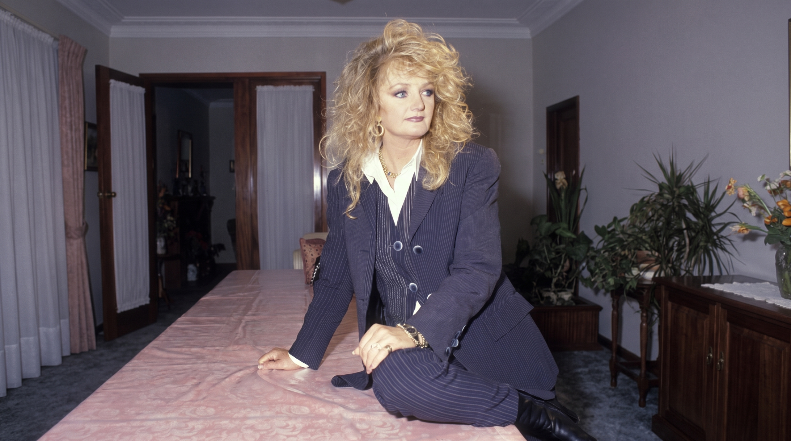 Bonnie Tyler podczas koncertu — zdjęcie przetworzone AI (outpaint 16:9, oryginał: Wikipedia Commons, Moskwa 1997)