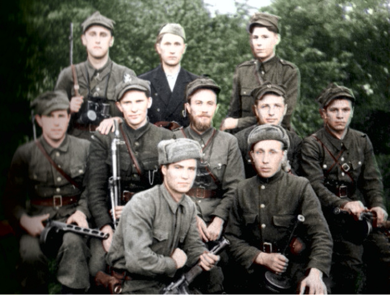 Pododdział zgrupowania partyzanckiego Obwodu 49/67 - w środku z brodą ppor. Anatol Radziwonik „Olech