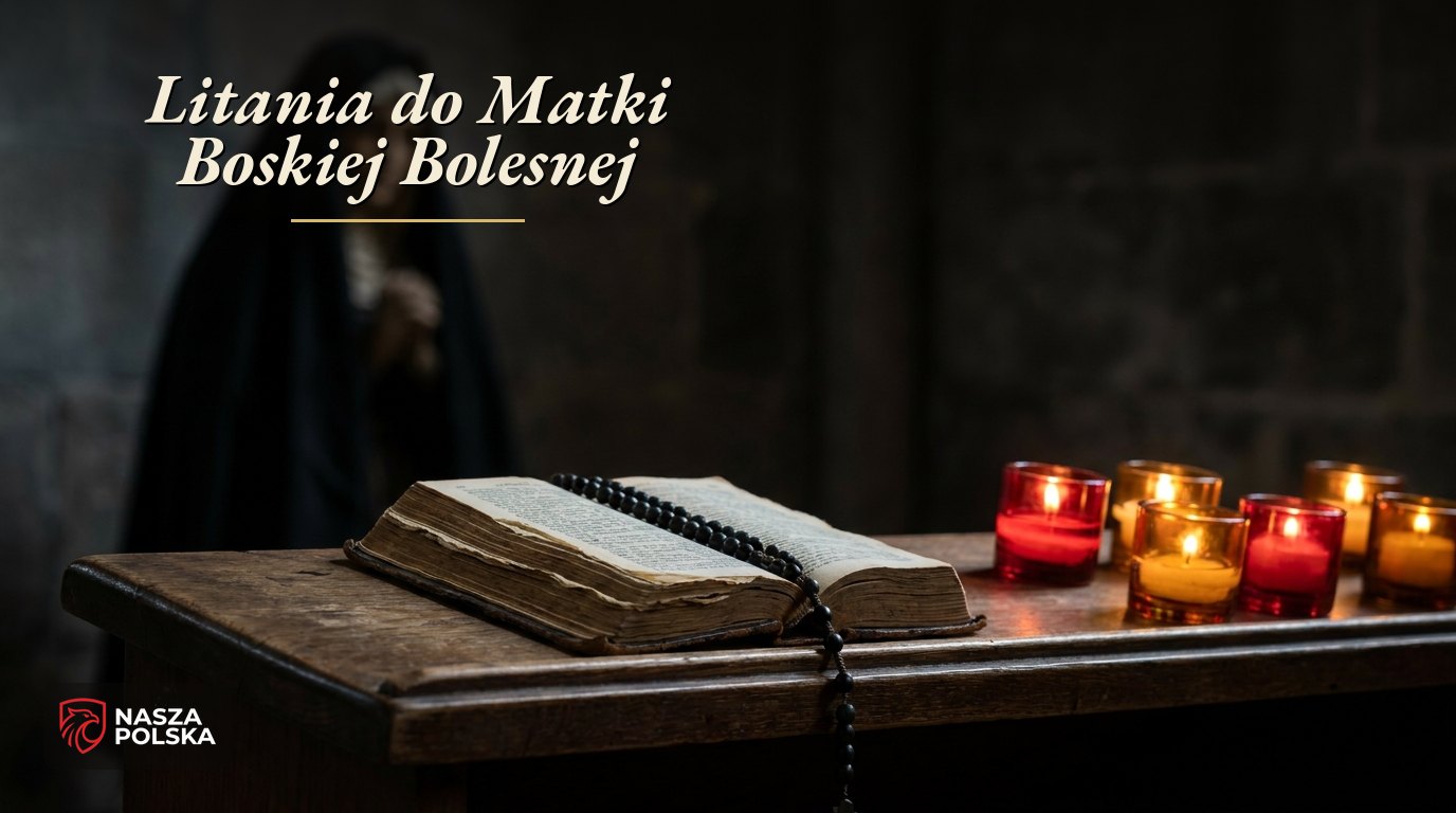 Litania do Matki Boskiej Bolesnej – otwarty modlitewnik z różańcem i zapalone znicze wotywne w mrocznym wnętrzu kościoła