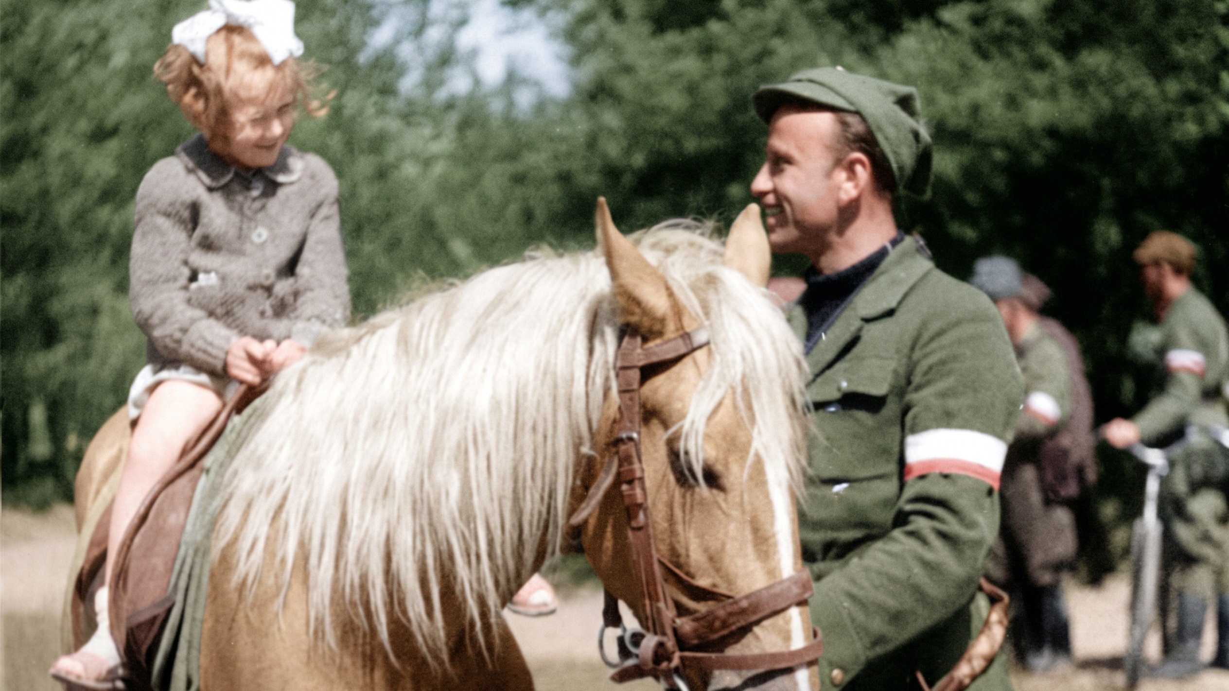 Major Zygmunt Szendzielarz „Łupaszko” z córką Basią na koniu, Wileńszczyzna 1944 (koloryzacja)