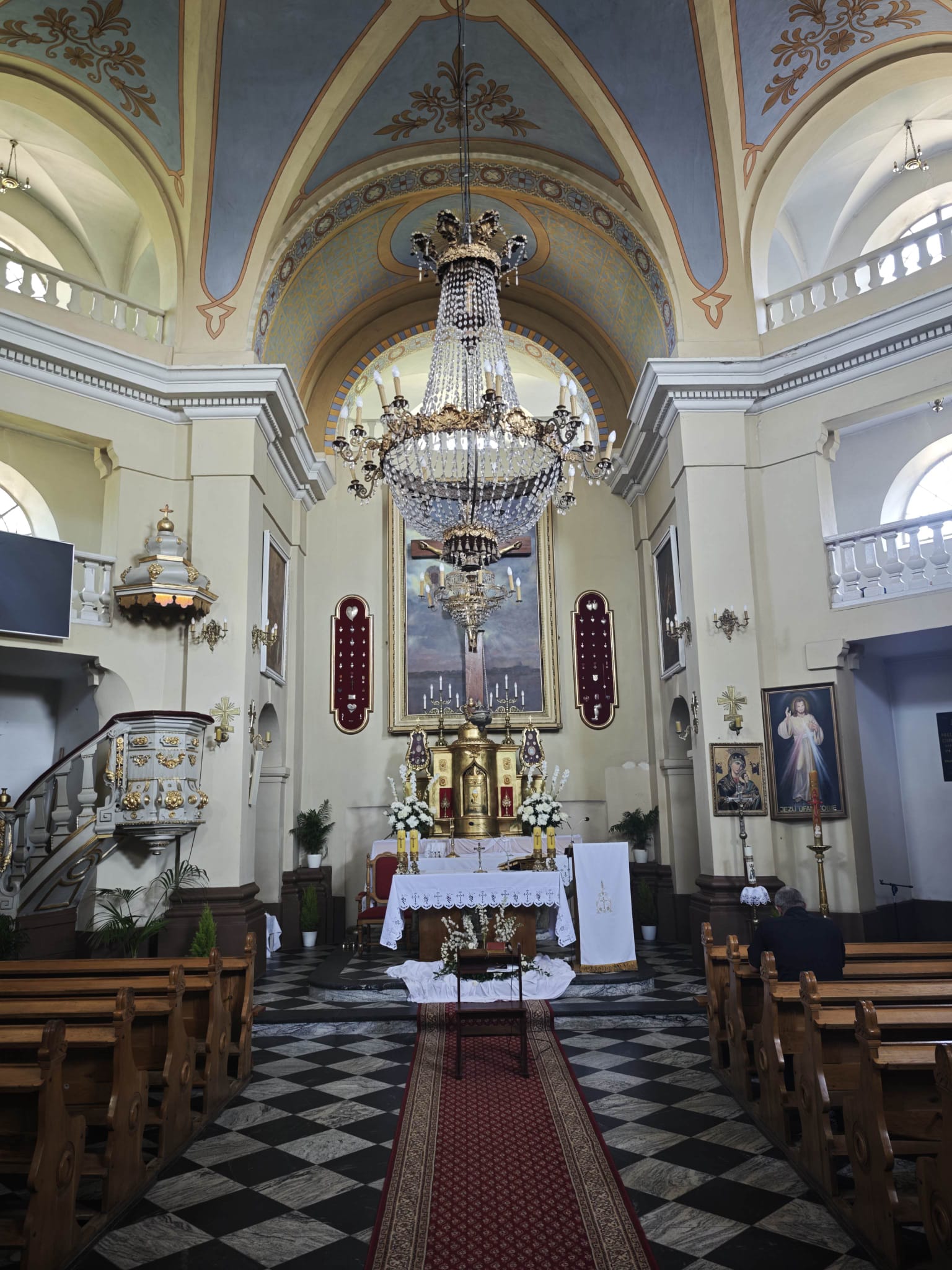 Ołtarz i tabernakulum – modlitwa po Komunii Świętej w kościele