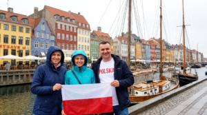 Polacy w Danii - troje Polaków z polską flagą nad kanałem Nyhavn w Kopenhadze, zdjęcie wygenerowane AI