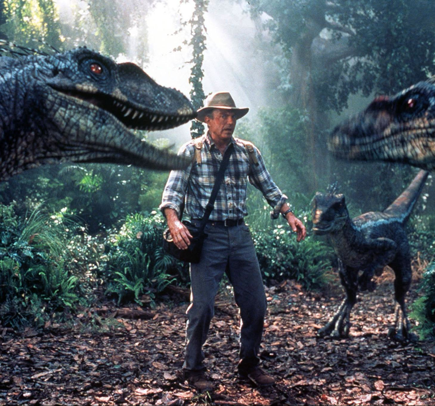 Sam Neill jako Alan Grant wśród welociraptorów w Jurassic Park III