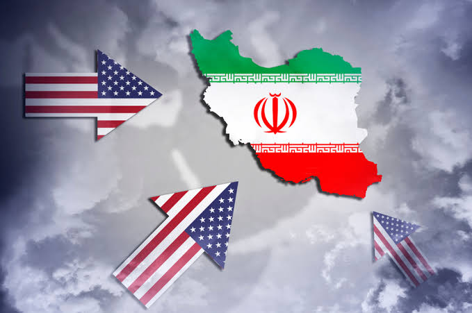 Mapa Iranu w barwach flagi i trzy strzały w barwach flagi USA symbolizujące atak