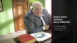 Andrzej Beya-Zaborski w mundurze policji opiera się o biurko z kodeksem karnym i portretem pamięciowym