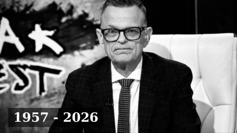Andrzej Morozowski w studiu TVN24, w rogu kadru daty 1957 - 2026 upamiętniające zmarłego dziennikarza