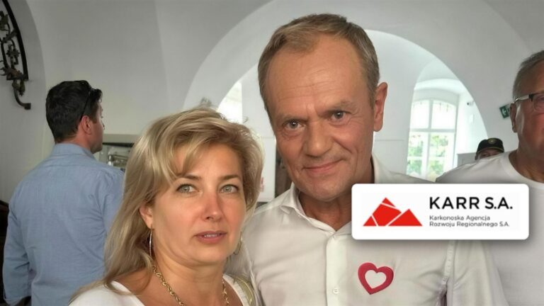 Anna Konieczyńska stoi obok Donalda Tuska w białej koszuli z czerwonym sercem, w rogu logo KARR S.A.