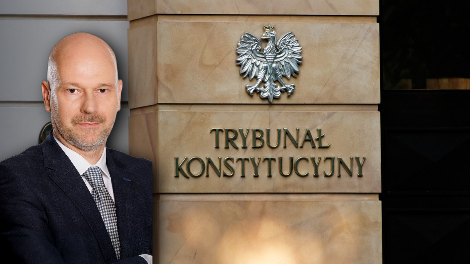 Maciej Berek w garniturze na tle tablicy z godlem i napisem Trybunal Konstytucyjny przy wejsciu do siedziby sadu konstytucyjnego