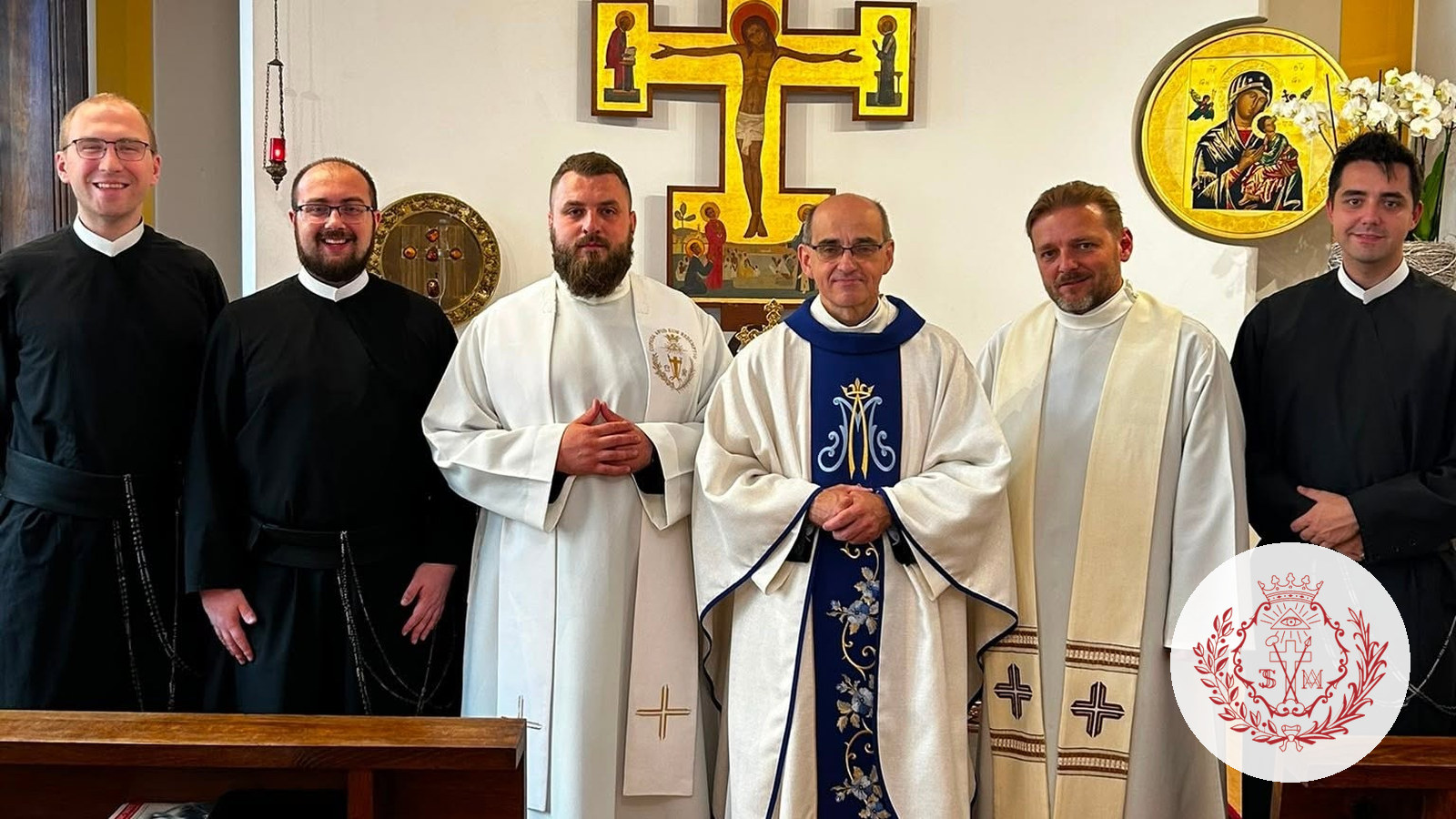 Sześciu redemptorystów w habitach i szatach liturgicznych w kaplicy pod ikoną Matki Bożej Nieustającej Pomocy